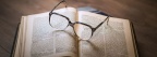 Livre et lunettes