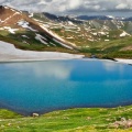 Petit point d'eau dans les montagnes