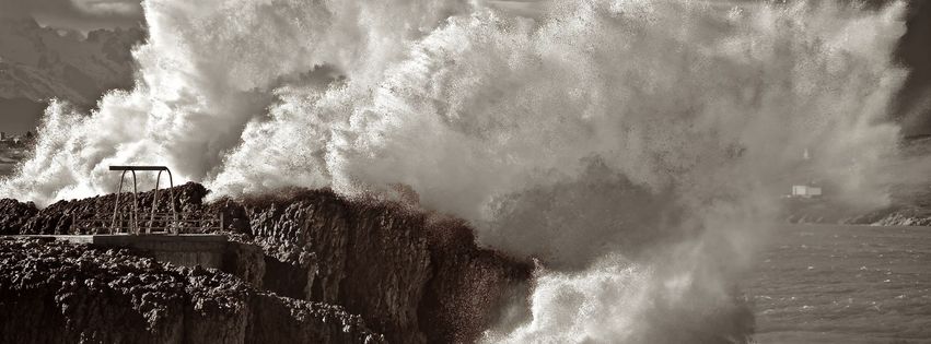 Vague contre les rocher - effet sepia